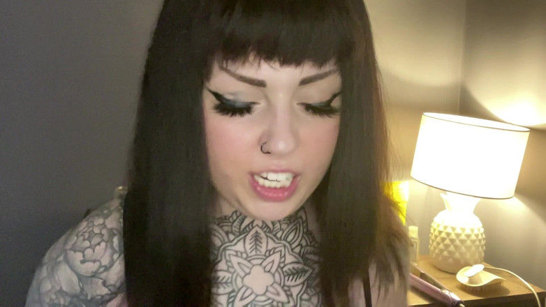 Miss Valentina: Tatuada diosa casera da instrucciones de paja