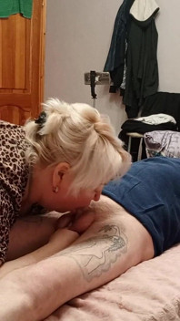 Soacra mea mi-a întrerupt slujba, mi-a dat o muie profundă și mi-a înghițit sperma
