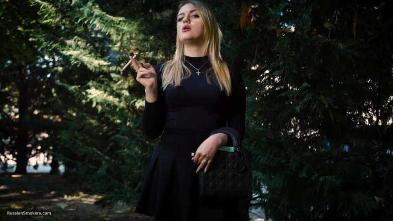 Russian Smokers: Quente loira gata fumando um cigarro preto na natureza