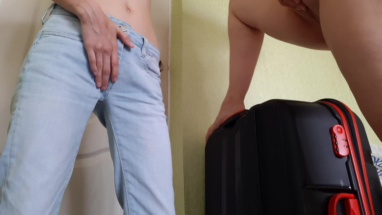 Lesbian-candys: Chúng tôi xuất tinh trong vali du lịch