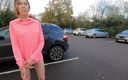 Themidnightminx: Blankziehen auf einem belebten parkplatz