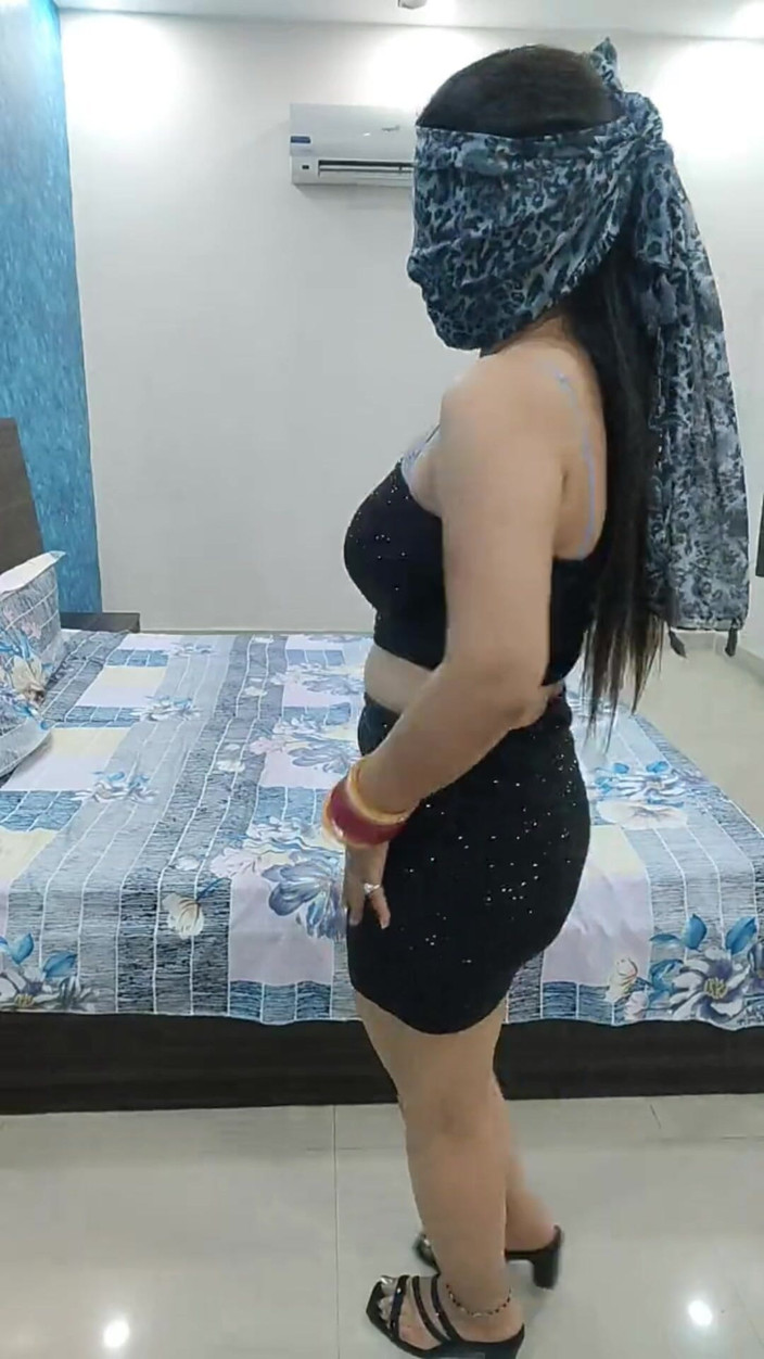 Hot Nisha bhabhi: Bhabhi Fuck with Devar After His Husband Going Work.