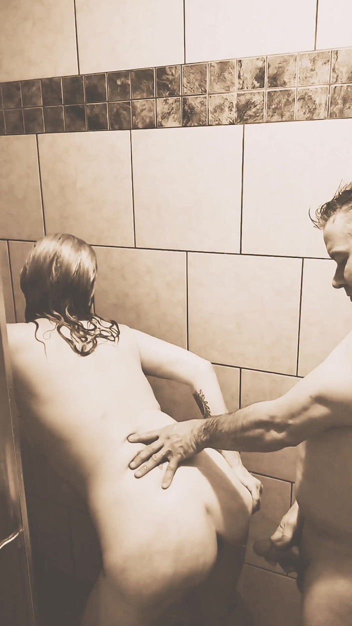 Bombstick and Trouble: Una sexy miLF scopa in doccia