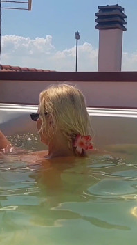 Amateur blonde reife ehefrau genießt sex im whirlpool