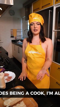 Clara Wellen, Famous Brazilian Influencer, Was Caught Opening the Door Naked for a Motorcycle Courier