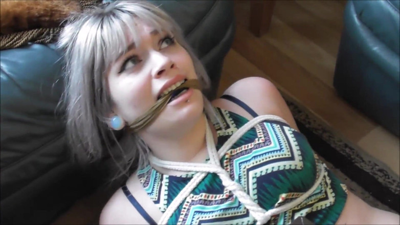 Restricting Ropes: Luna Grey et Violet Haze - poupées de bondage