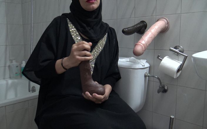Souzan Halabi: Istriku yang hot lagi asik masturbasi di toilet umum