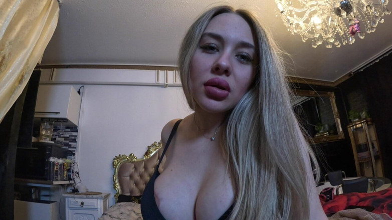 Queen_of_BDSM: देखो मैं अपने बूट-हील्स में कैसे बंद हूँ!