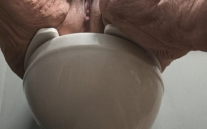 HerculesnVENUS: Ella disfruta frotando su coño en el baño