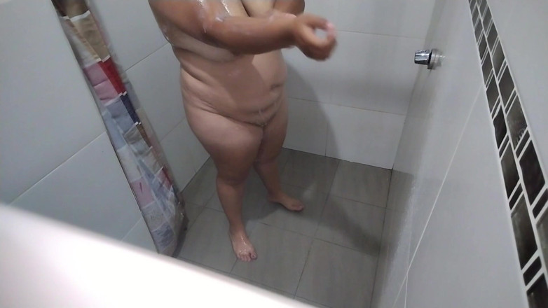 Stepmom_with_big_tits: 화장실에 있는 카메라는 샤워하고 나를 존나게 만지는 동안 거유의 섹시한 소녀를 녹음했습니다.