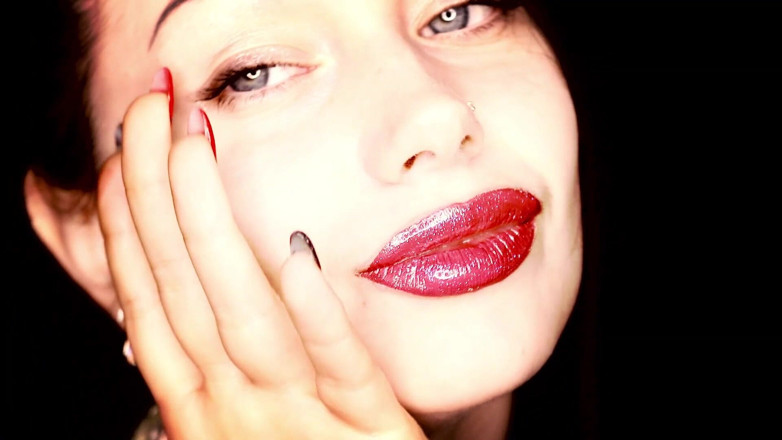 Goddess Misha Goldy: Pute qui fume et fétiche du rouge à lèvres brillant et...