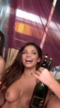 Büyük memeli kadınlar Bo Tingley ve Brooke Lee lezbiyen grup seks sahnesinde