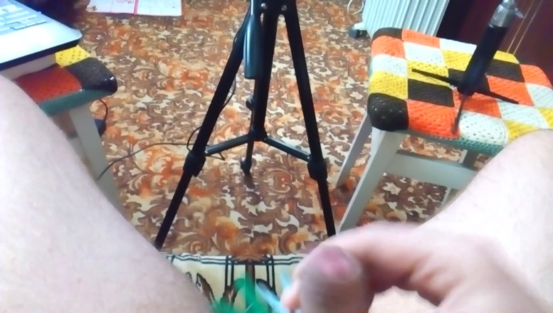 Hot guy solo: Gay tvrdě honí ptáka na webové kameře, sténá a stříká...