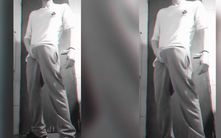 Fabreth films: 年轻男孩试图在大学浴室里自慰