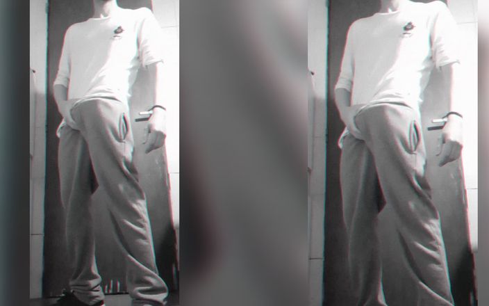 Fabreth films: Joven intenta masturbarse en el baño de la universidad