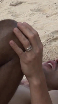 Exclusieve video zonder condoom: wilde strandneukpartij samen met hete homojongens