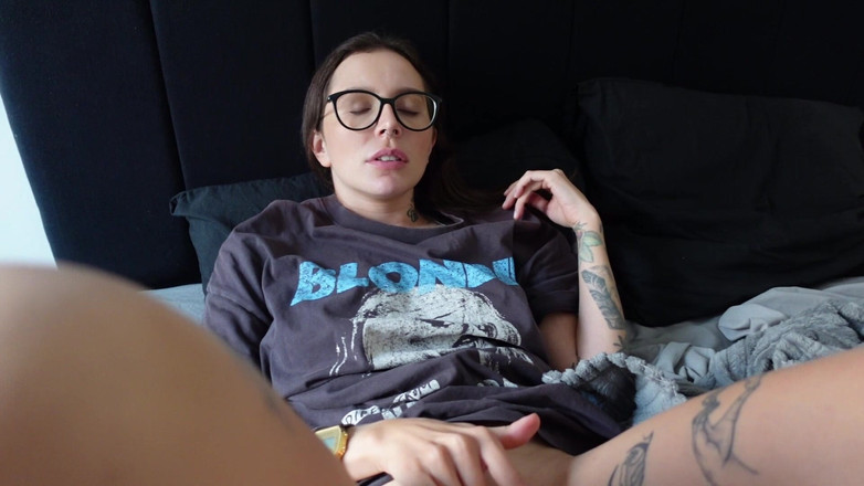 Ghomestory: 彼女はマスターが来て彼女のアナルを犯すようにインターネットを壊しました!