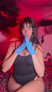 Lola Reina - Watch Me Play with My Hands, My Gloves, and Destroy Them