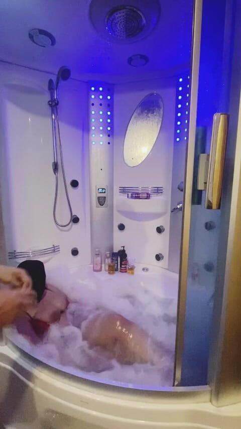 Six my and wife: 淋浴中的阿拉伯乐趣