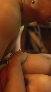 Une belle-mère offre ses gros nichons à son beau-fils pour qu’il avale son lait entier