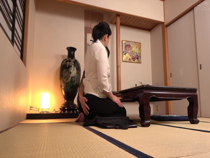 Raptor Inc: Сексуальные переговоры с дамой в штанах с кнутом-жопой, страхование жизни