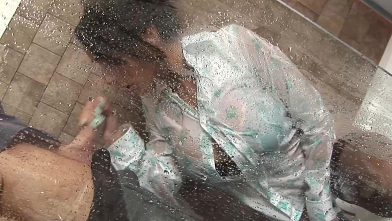 DARVASEX: Сцена гарячих ванн - 1_brunette з великою дупою насолоджується сексом у ванній кімнаті під час носіння стрінгів.