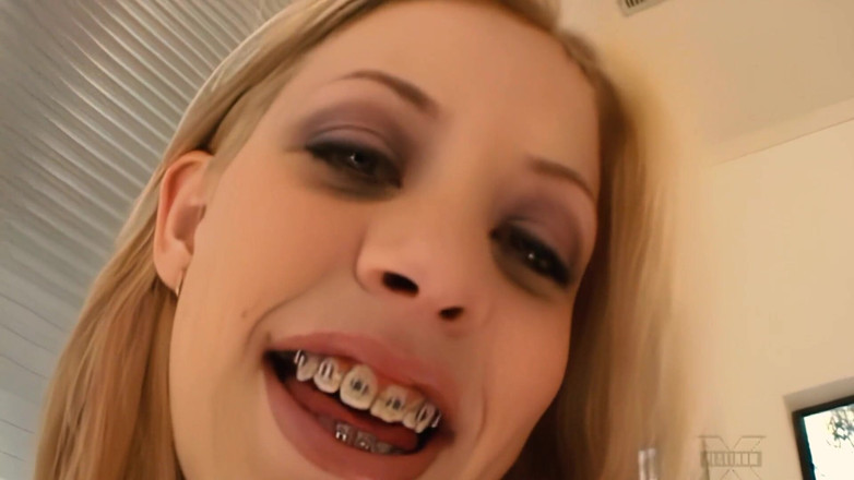 BestPorn85: Leah luv伸出手来，引导一根大黑屌进入她紧致的阴户