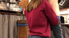 Joven barista hizo una jugosa mamada en el trabajo en un café