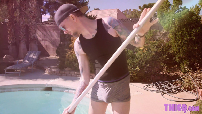 Thicq: Le garçon de la piscine