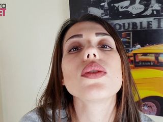 Smokin Fetish: Nádherná brunetka kouří doutník ve své ložnici