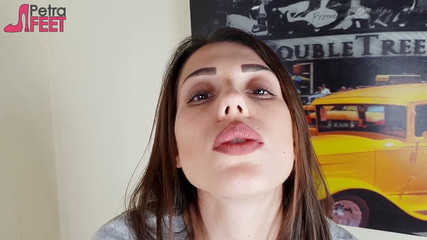 Smokin Fetish: O brunetă superbă fumează un trabuc în dormitorul ei