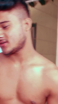 Desi Milky bhabhi quyến rũ bởi chàng trai thợ sửa ống nước trên giường