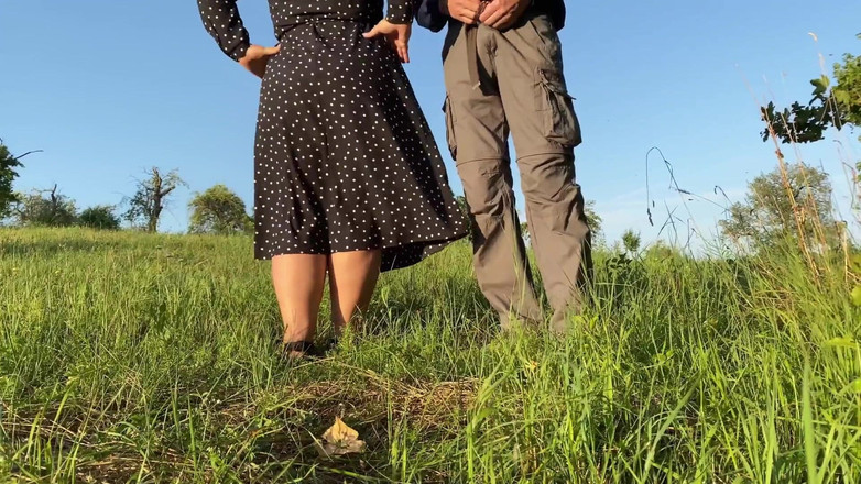 OurFetishLife: Киска моей мачехи писает на улице этой осенью