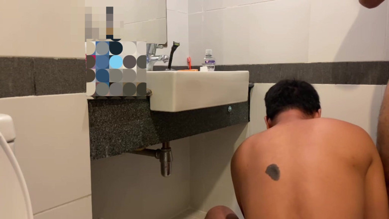 Cum: Інструктор коледжу трахнув студента коледжу в туалеті