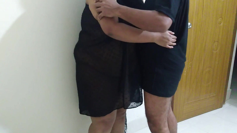 Aria Mia: La mamá caliente de mi amigo me seduce con ropa...