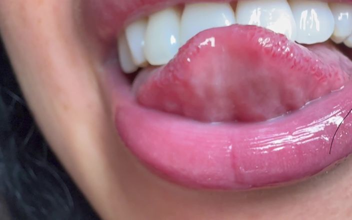 Asmr_mouth: दिग्गज इस छोटे आदमी को अपने मुंह में लेती है