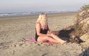 Kitty Big Ass: Blondine met dikke reet neukt op het strand