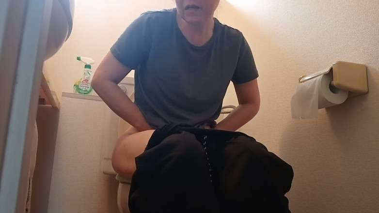 Mayumi Kanzaki: Refreshing in the Restroom