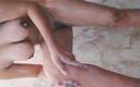 Riya Thakur: सुंदर देसी लड़की अपने सुडौल शरीर को नहा रही है