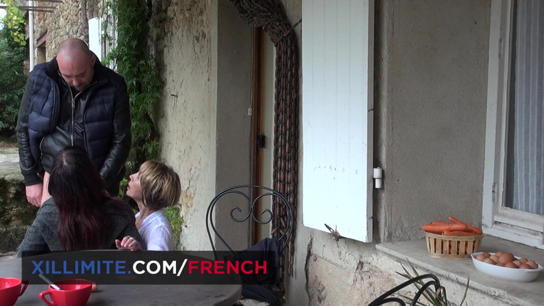 French girls at work: Seks bertiga dengan 2 wanita matang bertetek besar