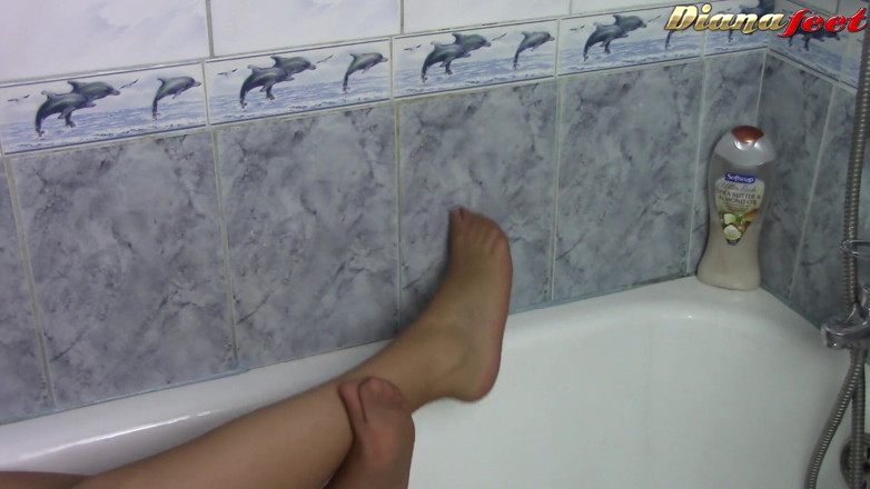 Foot Fetish HD: Diana si cewek imut rambut cokelat lagi asik ngusap kaki...