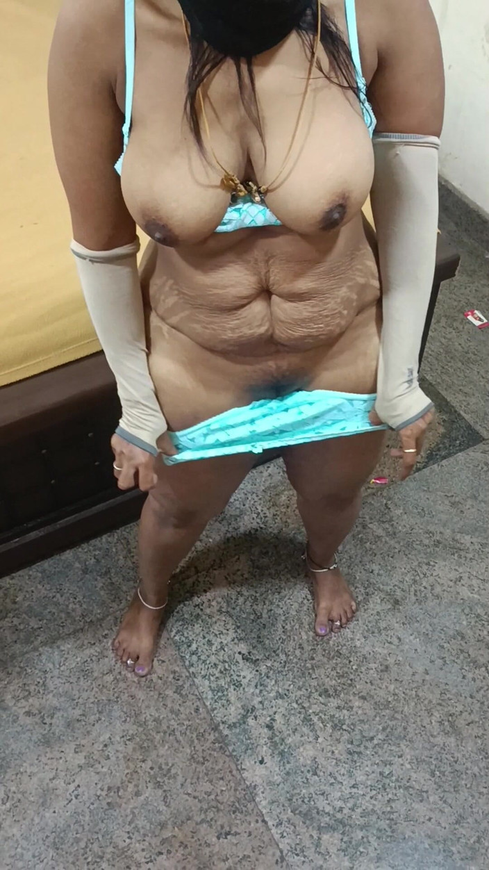 Benita sweety: Dans sexy în bikini