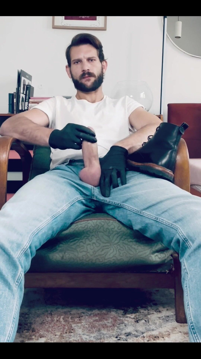 BohemianBoy: 我手上的乳胶，脚上的皮衣