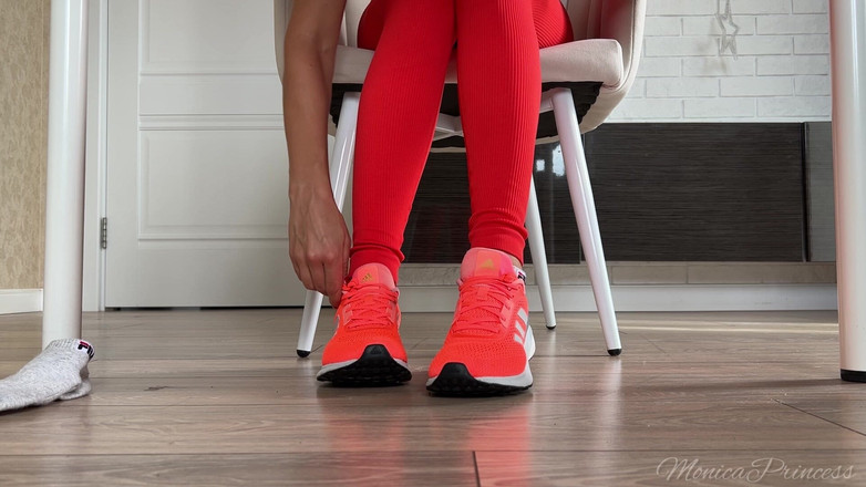 Princess Monica: 테이블 아래에서 놀고 있는 신발과 발