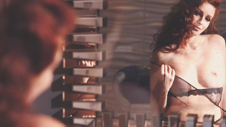 Black Label Magazine: Specchio, specchio: un nudo rossa sexy