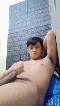Azgın Asyalı twink sert penisini çalıştırıyor ve boşalana kadar