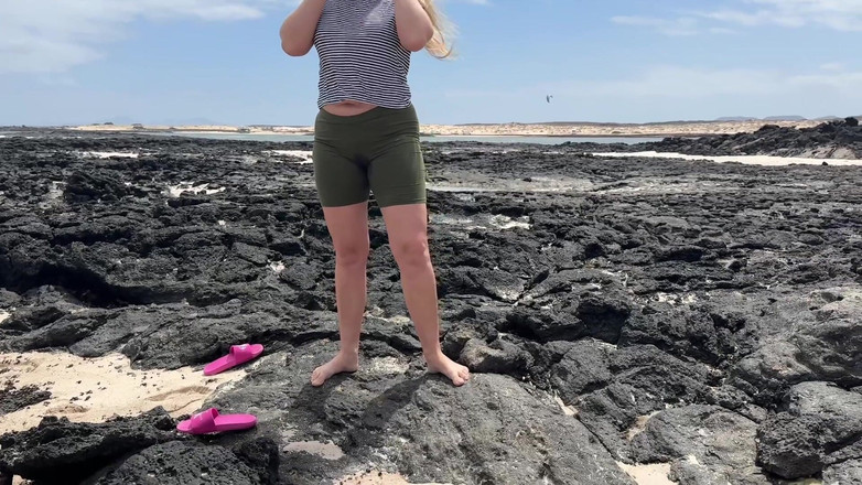 Emma Voyeur: Gadis buang air kecil dengan celana yoga di pantai umum