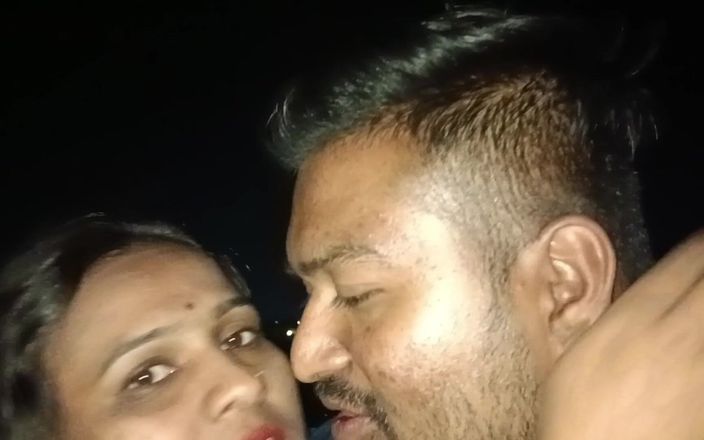 Kavita _zawazawi: 火车轨道上的户外特写性爱