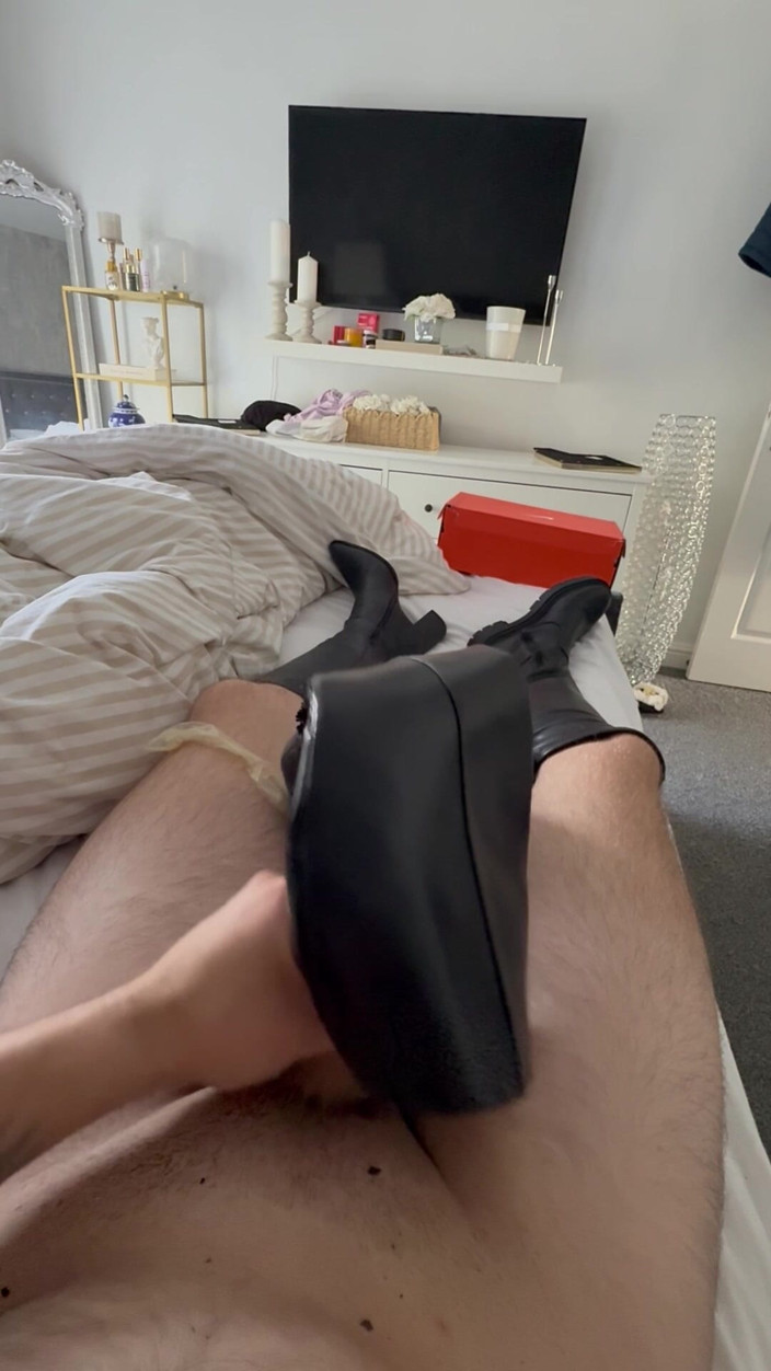 Leather boots fetish: Evli kadının götü mastürbasyon yapıyor