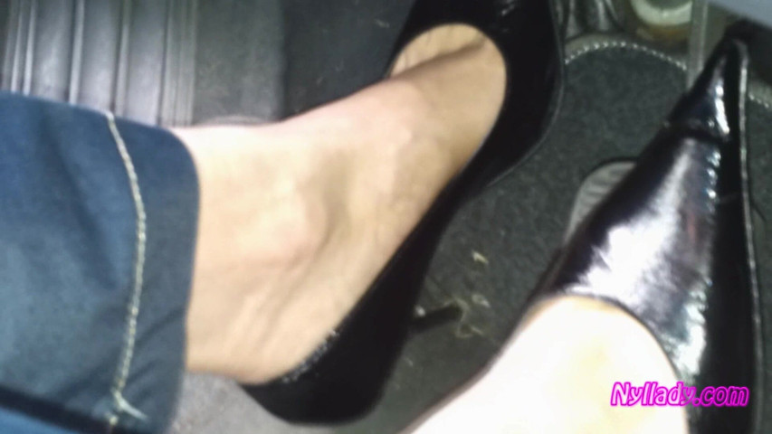 Guidare e accelerare con scarpe nere a piedi nudi (Nyllady) Driving and Revving in Black Pumps on Bare Foot (Nyllady)